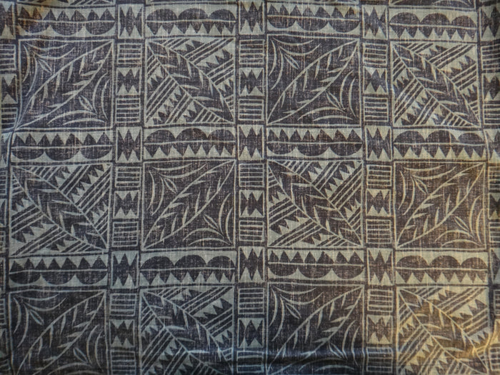 Small Hawaiian Tribal Print Necklace